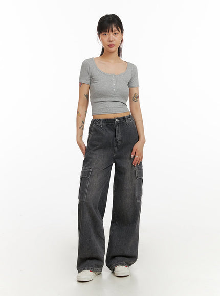 slim-fit-buttoned-u-neck-crop-top-iy410