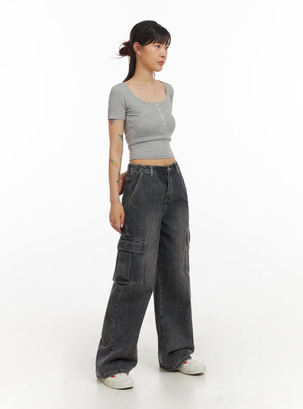 slim-fit-buttoned-u-neck-crop-top-iy410